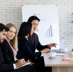 Asian,Caucasian,Businessmen,And,Businesswomen,Is,Sitting,And,Discussing,Work,